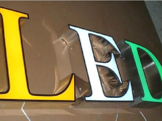 师宗介绍LED招牌的基础知识。